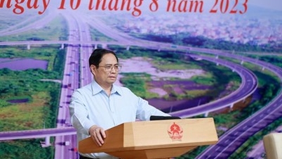Premierminister Pham Minh Chinh leitet die Sitzung des Lenkungsausschusses für wichtige Verkehrsprojekte und -arbeiten.