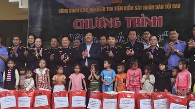 Mang Tết sớm cho học sinh nghèo nơi rẻo cao của tỉnh Quảng Nam