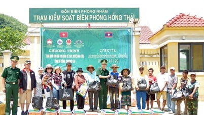 Trao tặng nhiều phần quà cho người dân bản Sê Sáp