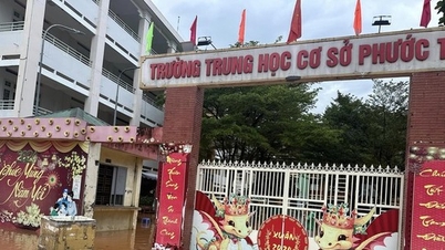 ជិះទូកលេងនៅទីធ្លាសាលាក្នុងទីក្រុង Bien Hoa សិស្សរាប់ពាន់នាក់ត្រូវស្នាក់នៅផ្ទះពីសាលា