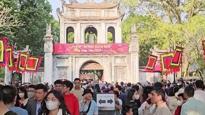 Nhiều điểm du lịch Hà Nội quá tải, du khách xếp hàng mua vé dài cả trăm mét