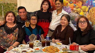 Un estadounidense se reúne con su familia en Ciudad Ho Chi Minh después de 50 años: lágrimas al ver fotos de sus padres biológicos
