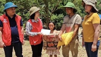 ឧបត្ថម្ភថវិកា ៤០០លានដុង និងទំនិញ ២០០ប្រអប់ ជូនគ្រួសារនៅ Yen Bai ដែលរងគ្រោះដោយទឹកជំនន់