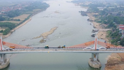 ការ​ក្រាល​កៅស៊ូ​លើ​ផ្ទៃ​ស្ពាន​ដែល​មាន​តម្លៃ​ជាង ៥០០ ពាន់​លាន​តភ្ជាប់​ក្រុង Vinh Phuc