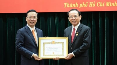 Chủ tịch nước Võ Văn Thưởng trao Huy hiệu 45 năm tuổi Đảng cho Bí thư Thành ủy TPHCM Nguyễn Văn Nên
