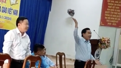 នាយក​ក្រុមហ៊ុន​តាក់ស៊ី​រង​ការ​គប់​លើ​តុ​ប្រាប់​អ្នក​បើក​បរ​ថា «​បើ​អ្នក​មិន​ធ្វើការ យើង​នឹង​រំសាយ​»