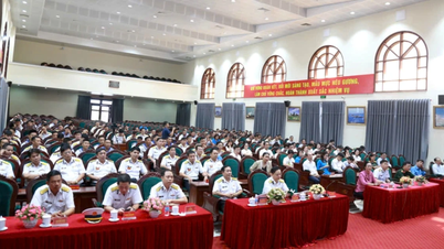 សម្ព័ន្ធពាណិជ្ជកម្មពេទ្យវៀតណាមពិនិត្យ ផ្តល់ការពិគ្រោះសុខភាព និងជូនអំណោយដល់នាយទាហាន ទាហាន និងសាច់ញាតិរបស់យោធិនភូមិភាគទី៤។