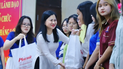 Báo Phụ Nữ TP.HCM trao 240 suất học bổng cho 'Nữ sinh hiếu học vượt khó'