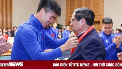 Live: Prime Minister meets and congratulates Vietnam team