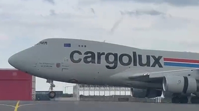 Boeing 747 cargo plane breaks landing gear during emergency landing