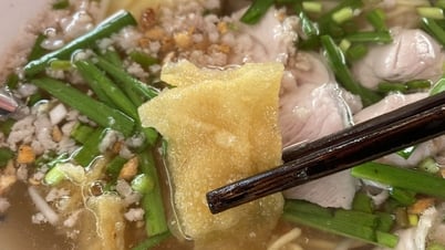 Ăn mì bà Chín ở Bình Dương, đừng quên gọi dĩa hoành thánh chiên