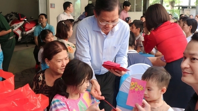 Chủ tịch Phan Văn Mãi thăm công nhân xa quê đón tết tại TP.HCM