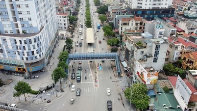 Traffic restrictions on Van Khe street, how do people travel?