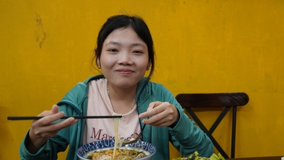 Quán bún 5 nghìn đồng giữa lòng Hà Nội