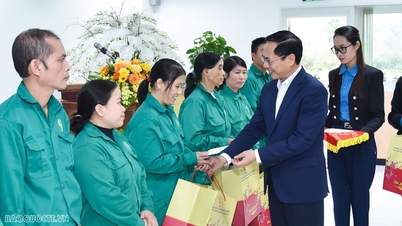 Bộ trưởng Ngoại giao Bùi Thanh Sơn thăm, tặng quà công nhân tỉnh Hòa Bình và dâng hương tại Tượng đài Bác Hồ