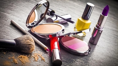 Viêm da, phồng rộp môi sau dùng mỹ phẩm secondhand