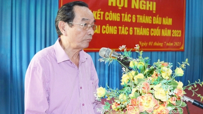 The Truong Son - Ho Chi Minh Trail Traditional Association of the province presented more than 2,100 gifts to poor members.