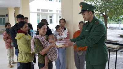បាយបបរក្តៅៗ ជួយអ្នកជំងឺ ទាហានការពារព្រំដែន ឡា ឡាយ
