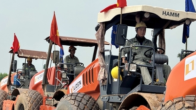 Công trường giao thông thi công xuyên Tết