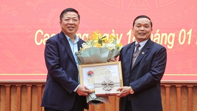Bộ trưởng Trần Hồng Minh nhận Huy hiệu “Vì sự nghiệp xây dựng và phát triển tỉnh Cao Bằng”