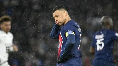 អ្នកគាំទ្រ PSG បានស្រែកហ៊ោនៅពេលដែល Mbappe ត្រូវបានប្តូរ