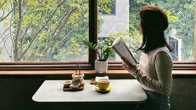 Une fille à Hanoi assise dans un café gagne encore... des milliers de dollars par mois