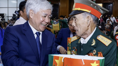 Nhớ ơn công lao của các anh hùng liệt sỹ, thương binh, bệnh binh, thanh niên xung phong, dân công hỏa tuyến