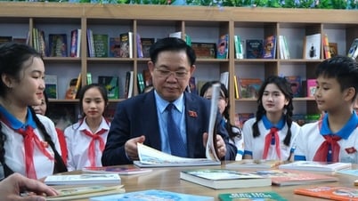 National Assembly Chairman sings with children in Nghe An