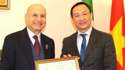 Vinh danh Thống đốc tỉnh Niigata (Nhật Bản) và nguyên Đại sứ Italia tại Việt Nam
