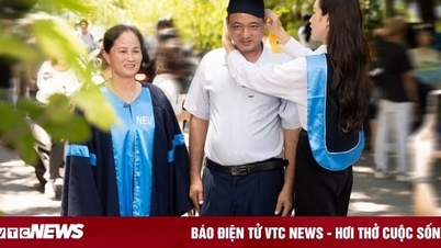 កញ្ញា Do Thi Ha ពាក់​មួក​បរិញ្ញាបត្រ​លើ​ឪពុក​ក្នុង​ថ្ងៃ​បញ្ចប់​ការ​សិក្សា​នៅ​សកលវិទ្យាល័យ។