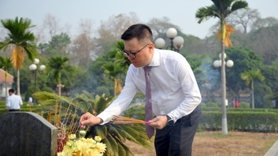 សមមិត្ត Le Quoc Minh អុជធូបរំលឹកវិញ្ញាណក្ខន្ធវីរជនយុទ្ធជនពលីនៅ Dien Bien។