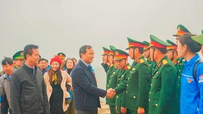 Leaders of Ha Tinh province visited, inspected and congratulated soldiers on duty at Son Duong Island.