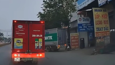 Nam sinh đi xe máy lao vào đuôi xe tải đang lùi