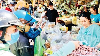 មមាញឹក​ជាមួយ​ការ​ដើរ​ទិញ​ទំនិញ​នៅ​តេត អស់​បារម្ភ​ពី​តម្លៃ «ក្តៅខ្លួន»