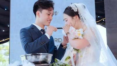 Thay vì nghi thức cắt bánh, chú rể nhúng lẩu bò trên sân khấu mời cô dâu thưởng thức