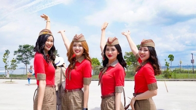 พนักงานต้อนรับบนเครื่องบินของเวียตเจ็ทโดดเด่นในงาน Singapore Airshow 2024