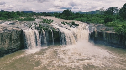 ធ្វើដំណើរទៅកាន់ទឹកធ្លាក់ពីរដ៏ល្បីល្បាញនៃ Central Highlands ក្នុងរដូវទឹកជំនន់