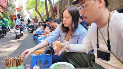 ភ្ញៀវ​ទេសចរ​បរទេស​អង្គុយ​លើ​ចិញ្ចើម​ផ្លូវ​ញ៉ាំ Michelin pho ក្នុង​ទីក្រុង​ហាណូយ ដោយ​លាន់​មាត់​ថា​ឆ្ងាញ់​ប៉ុណ្ណា។