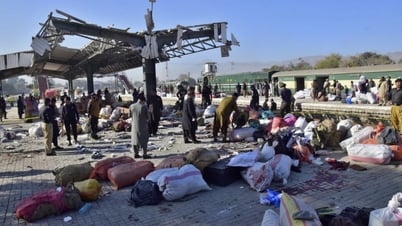 Video of horrific suicide bombing at Pakistan train station