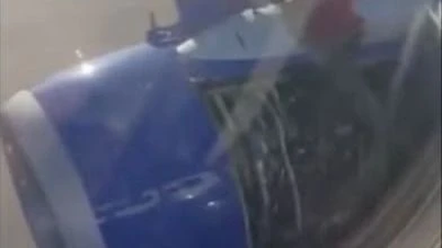 យន្តហោះ Boeing កំពុងហោះហើរនៅពេលដែលគម្របម៉ាស៊ីនបានធ្លាក់ចុះ