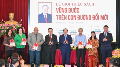 សម្ពោធសៀវភៅ “ខ្ជាប់ខ្ជួនលើមាគ៌ានៃនវានុវត្តន៍” ដោយអតីតអគ្គលេខាបក្ស Nguyen Phu Trong