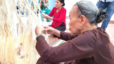 Two traditional occupations included in the list of national intangible cultural heritage