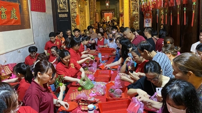 Người Sài Gòn đi 'vay lộc' đêm