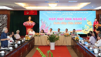 HCM CITY LEADERS MEET ARTISTS IN THE BEGINNING OF SPRING: Always ...