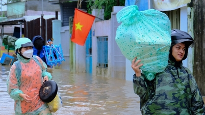 មជ្ឈមណ្ឌលទឹកជំនន់នៅ Da Nang ជន់លិចជិត១ម៉ែត្រទៀតហើយ ប្រជាពលរដ្ឋប្រញាប់ជម្លៀសចេញ