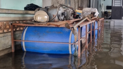 Chế thùng nhựa thành bè giữ tài sản trong mưa lũ