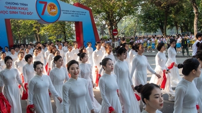 Casi 3.000 personas marcharon para celebrar 70 años de educación en Hanoi