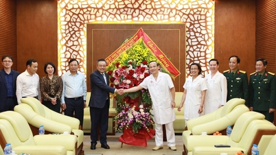 ប្រធានគណៈកម្មាធិការប្រជាជនទីក្រុង លោក Tran Sy Thanh បានទៅសួរសុខទុក្ខ និងអបអរសាទរដល់អង្គភាពពេទ្យ