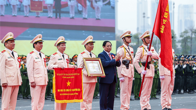 បញ្ជាការដ្ឋាន​នគរបាល​ចល័ត​មាន​កិត្តិយស​ទទួល​បាន​ងារ​ជា​វីរៈជន​នៃ​កង​កម្លាំង​ប្រដាប់​អាវុធ​ប្រជាជន​ជា​លើក​ទី​២
