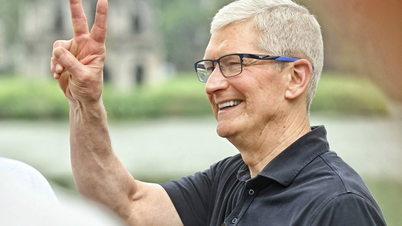 Tim Cook đi dạo bên hồ Hoàn Kiếm